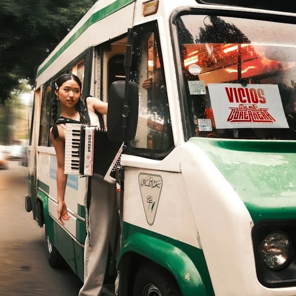LA COREAÑERA PRESENTA SU NUEVO SENCILLO “VICIOS” // LA COREAÑERA RELEASES HER NEW SINGLE “VICIOS”