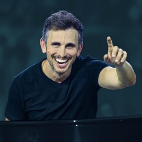 El Famoso Pianista ZADE presenta The Music Played, un nuevo álbum que celebra el amor, la nostalgia y la música sin fronteras.